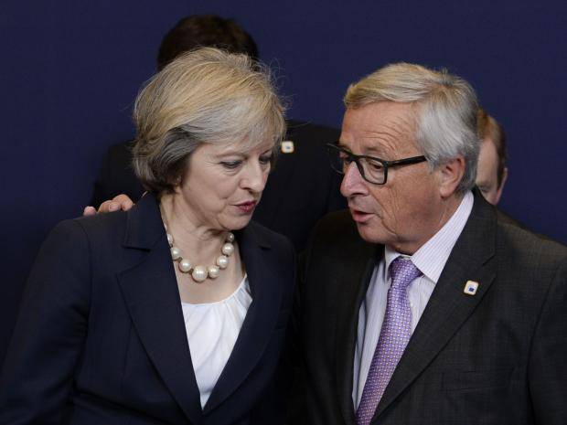 La Primera Ministra Británica junto al Presidente de la Comisión Europea, Jean-Claude Juncker
